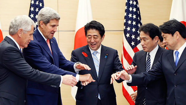 Từ trái sang: Bộ trưởng quốc phòng Mỹ Chuck Hagel, Ngoại trưởng Mỹ John Kerry, Thủ tướng Nhật Shinzo Abe và ngoại trưởng, bộ trưởng quốc phòng Nhật chung tay tại một cuộc gặp ở Tokyo - Ảnh: AFP