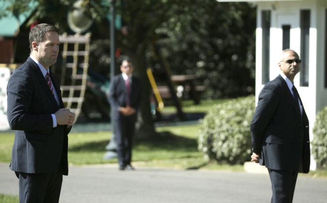 Các mật vụ Mỹ ở Nhà Trắng ngày 9-10 - Ảnh: Reuters