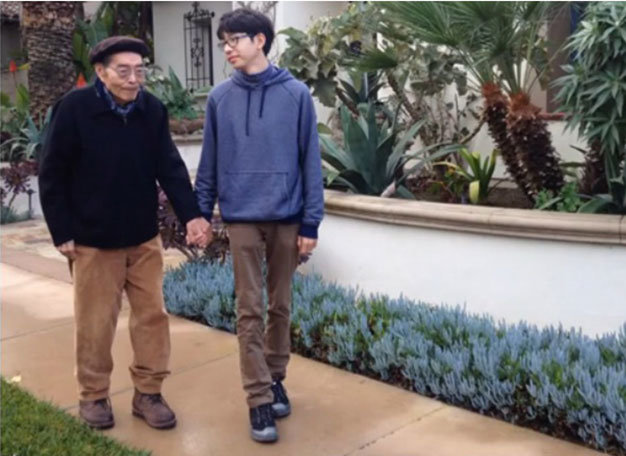 Kenneth (phải) và người ông bị Alzheimer - Ảnh chụp lại từ YouTube