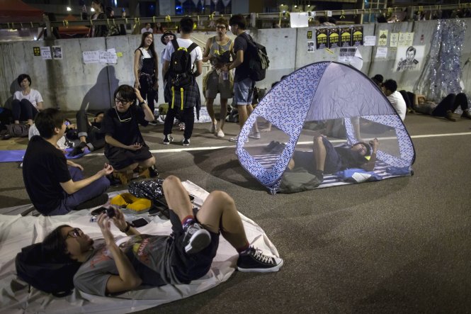 Người biểu tình Hong Kong kiên quyết bám trụ khu trung tâm - Ảnh: Reuters