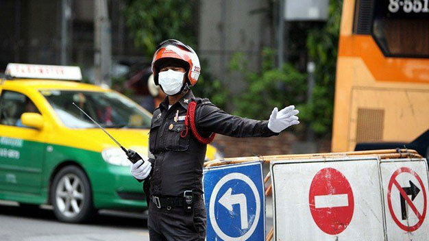 Cảnh sát giao thông làm nhiệm vụ trên đường phố Bangkok - Ảnh: AFP