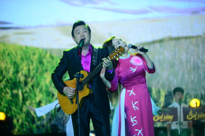 Ca sĩ Phi Nhung trình diễn cùng nghệ sĩ Chí Tài - Ảnh: Quang Định