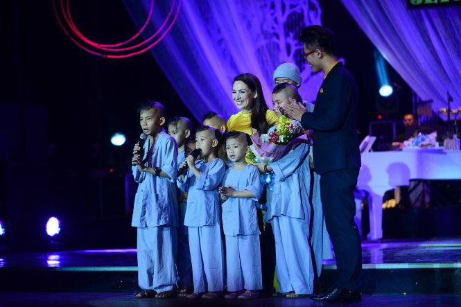 Ca sĩ biểu diễn cùng các con nuôi kết thúc chương trình - Ảnh: Quang Định