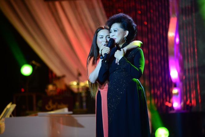 Ca sĩ Phi Nhung trình diễn cùng mẹ nuôi là ca sĩ Giao Linh - Ảnh: Quang Định