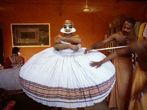 Bức ảnh “Những vũ công Kathakali” của nhiếp ảnh gia MacDuff Everton, đăng trên tạp chí 2001, ghi lại hình ảnh những vũ công tại vùng Kathakali, Kerala, Ấn Độ - Ảnh: National Geographic