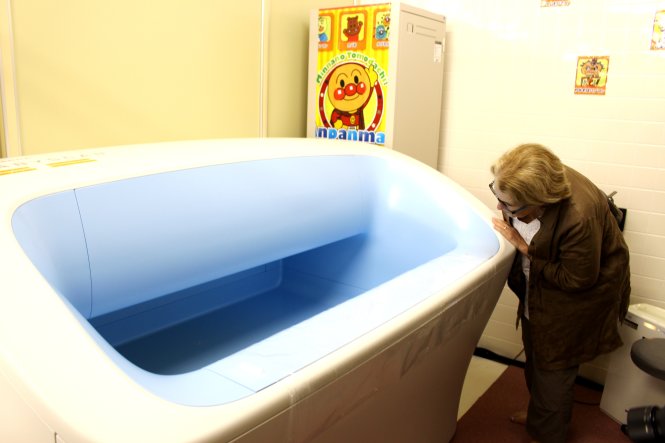 Babyscan, chiếc máy đo phóng xạ cho trẻ em đã đem lại sự an tâm cho hàng ngàn phụ huynh tại Fukushima - Ảnh: Trần Mạnh