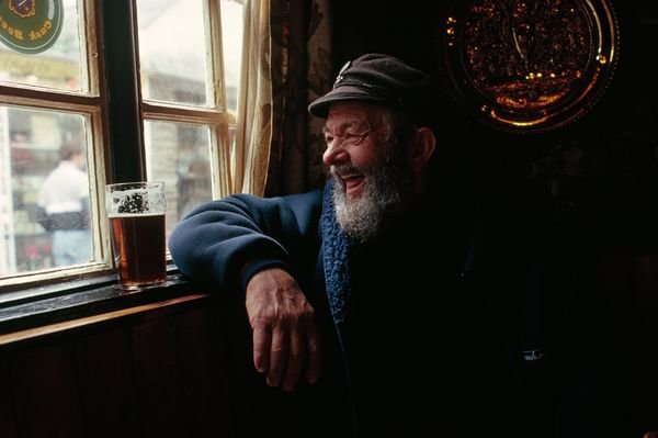 Bức ảnh “Quán rượu góc đường” của nhiếp ảnh gia Bob Sacha - Ảnh: National Geographic