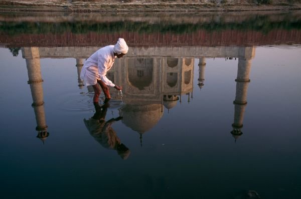 Taj Mahah, Ấn Độ phản chiếu hình ảnh trên dòng sông cạn - Ảnh: National Geographic