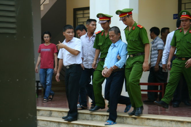 Bị cáo Vũ Xuân Sơn bị dẫn giải ra xe về trại tạm giam - Ảnh: B.Liêm
