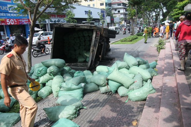 Cơ quan chức năng đang khám nghiệm hiện trường