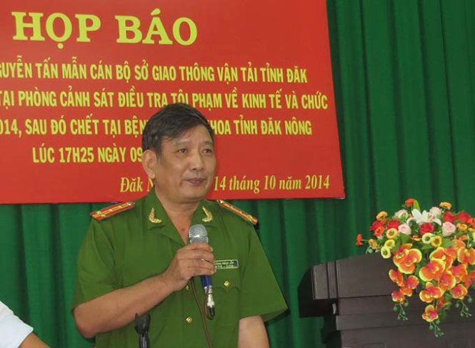 Đại tá Lương Ngọc Lếp, phó giám đốc Công an tỉnh Đắk Nông, công bố một số kết luận xung quanh cái chết của cán bộ thanh tra giao thông Nguyễn Tấn Mẫn -  Ảnh: Lê Bình