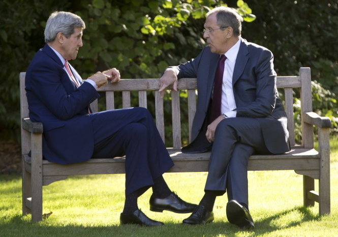 Ngoại trưởng Mỹ Kerry (trái) và người đồng cấp Nga Lavrov gặp nhau ở Paris - Ảnh: Reuters