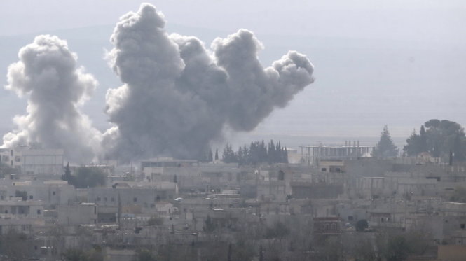 Thị trấn Kobani vẫn đang bị phiến quân IS bắn phá dữ dội - Ảnh: Reuters