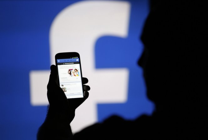 Người dùng Facebook trên web hay mobile đều gặp nguy cơ bị lừa đảo trực tuyến, nhiễm mã độc nếu bất cẩn click vào các liên kết chia sẻ gây tò mò - Ảnh minh họa: Reuters