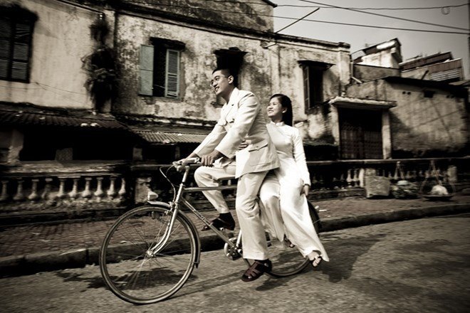 Bức ảnh về đôi nam nữ trên xe đạp này đầy romantic và đem đến cho bạn cảm giác tự do, trẻ trung và đầy sức sống. Chỉ cần một cái nhìn thoáng qua, bạn sẽ bị thu hút bởi tình yêu và sự ăn ý của đôi bạn trẻ trên một chiếc xe đạp, cùng khuất xa giữa những tia nắng vàng.