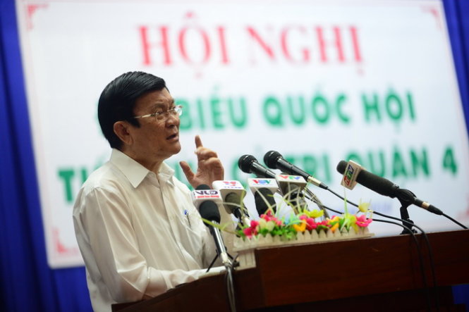 Chủ tịch nước Trương Tấn Sang phát biểu tại buổi tiếp xúc cử tri Q.4, TP.HCM sang 15-10 - Ảnh: Quang Định