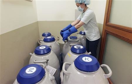 Một nhân viên kiểm tra các thùng chứa nitơ lỏng dùng để bảo vệ tế bào trứng và phôi trong một trung tâm phụ sản ở Đài Loan. Ảnh: Reuters