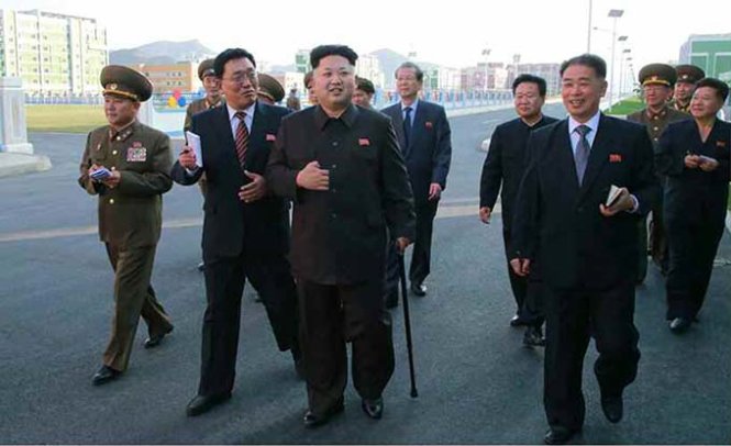 Bức ảnh chụp từ báo Rodong Sinmun ở Triều Tiên ngày 14-10 cho thấy lãnh đạo Kim (giữa, chống gậy) - Ảnh: AFP