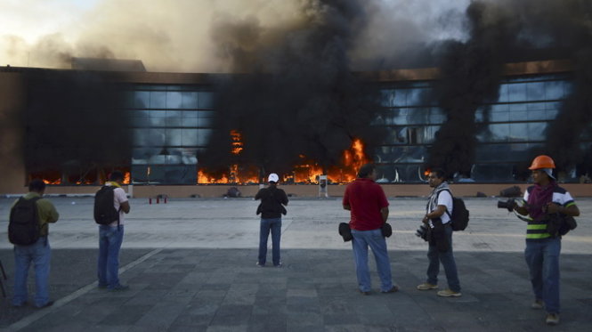 Tòa nhà chính quyền thành phố Chilpancingo, thủ phủ bang Guerrero, bị thiêu trụi - Ảnh: Reuters