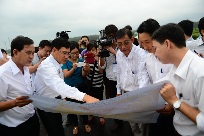 Phó chủ tịch UBND tỉnh Đồng Nai Trần Văn Vĩnh (thứ hai từ trái qua) giới thiệu vị trí dự kiến xây dựng khu tái định cư khi xây dựng sân bay quốc tế Long Thành chiều 16-10 Ảnh: QUANG ĐỊNH