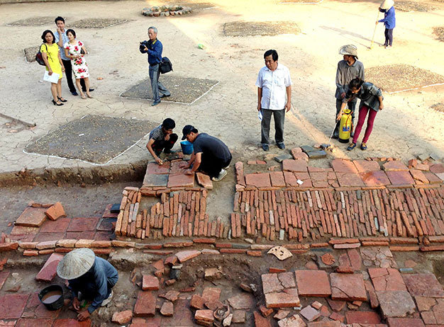 Ngay cạnh nhà Quốc hội, các hố khai quật sâu từ 1,5-3m phát lộ nhiều hiện vật và di tích của hoàng thành Thăng Long - Ảnh: Lê Kiên