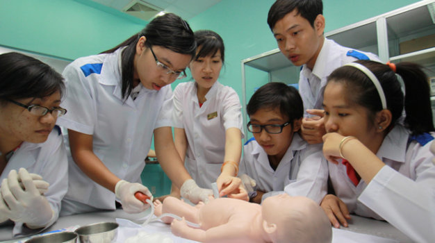 Sinh viên Trường đại học Y khoa Phạm Ngọc Thạch (TP.HCM) thực hành tại khoa điều dưỡng - kỹ thuật y học - Ảnh: Như Hùng