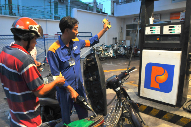 Giá xăng bán lẻ liệu có tăng sau khi chi phí định mức kinh doanh xăng dầu được phép tăng? (ảnh chụp tối 16-10) - Ảnh: Hoàng Thạch vân