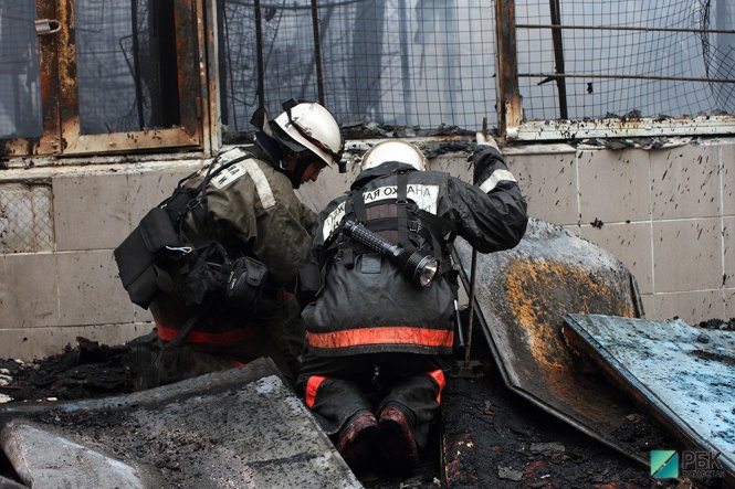 Hai nhân viên điều tra đang xem xét hiện trường vụ cháy sáng 14-10 - (nguồn: RBK)
