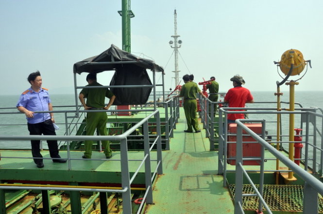 Cơ quan công an xem xét hiện trạng bên ngoài tàu Sunrise - Ảnh: Đông Hà