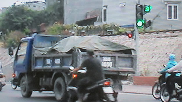 Hình ảnh ông Hưng đi xe không đội mũ bảo hiểm được ghi lại trong camera của đội CSGT Hồng Bàng - Ảnh: Thân Hoàng chụp lại từ videp do CSGT cung cấp