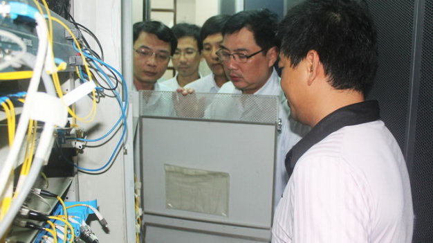Lãnh đạo VNPT Kiên Giang kiểm tra tủ cáp trước khi chính thức vận hành - Ảnh do VNPT Kiên Giang cung cấp