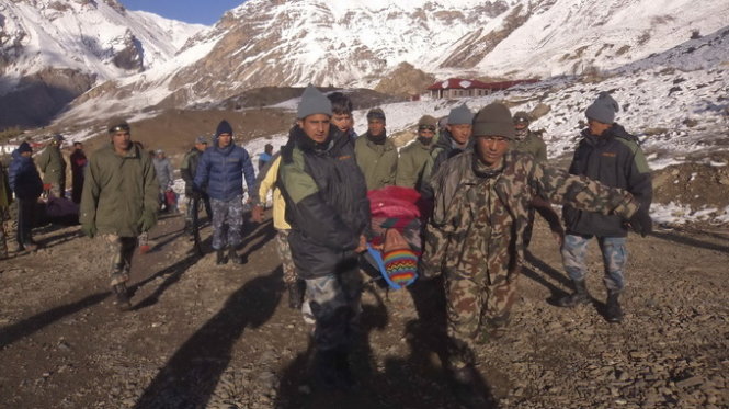 Binh sĩ thuộc quân đội Nepal đưa một nạn nhân ra khỏi khu vực tai nạn -  Ảnh: Reuters