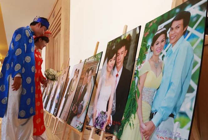 Một trăm bức ảnh cưới đã được ghép chung trước sảnh Trung tâm Tiệc cưới Hội nghị Melisa Center (TP.HCM)  - Ảnh: Tiến Long
