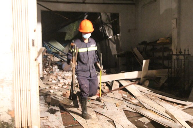 Lực lượng chữa cháy đang tìm kiếm nạn nhân trong vụ nổ - Ảnh: Mậu Trường