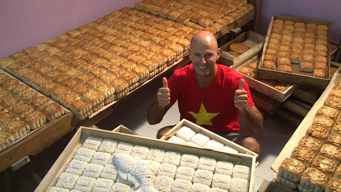Người nước ngoài tìm hiểu cách làm bánh trung thu trong chương trình Vietnam Discovery phát trên kênh Arirang - Ảnh: VTV