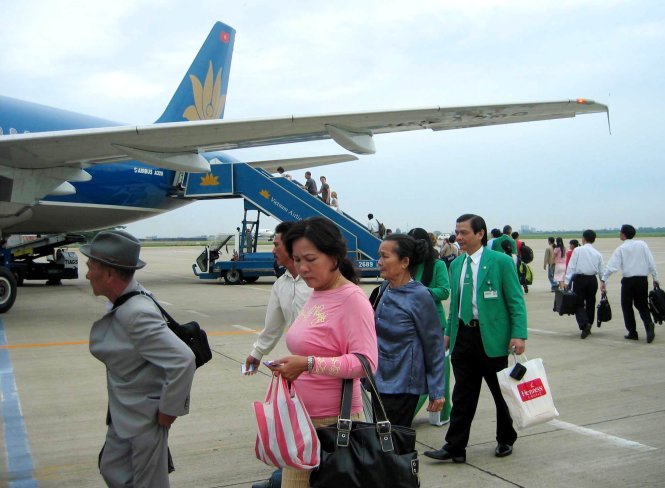 Hành khách lên máy bay ở sân bay Tân Sơn Nhất - Ảnh: N.C.T.