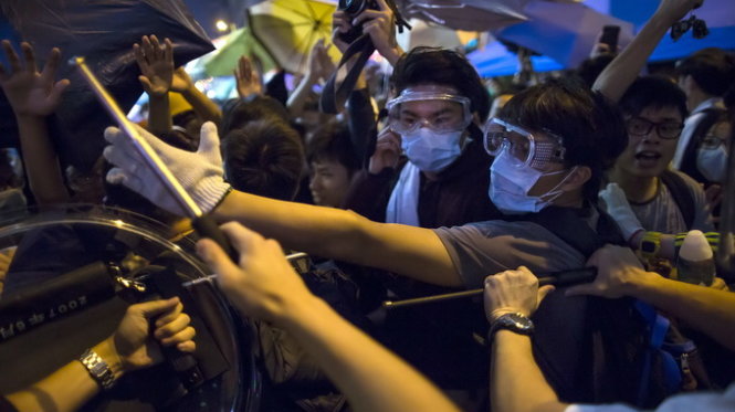 Cảnh sát và người biểu tình Hong Kong đụng độ tại khu Mongkok - Ảnh: Reuters