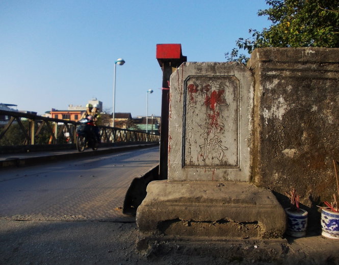 Tấm bia đá “Đông Gia kiều” đặt ở đầu cầu từ 173 năm qua - Ảnh: Trọng Bình