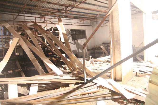 Bên trong ngôi nhà xảy ra vụ nổ trở thành đống đổ nát - Ảnh: Mậu Trường
