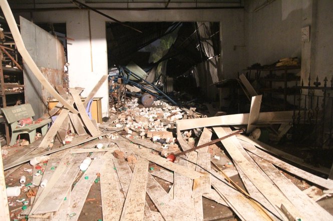 Đồ đạc ngổn ngang trong ngôi nhà bị nổ - Ảnh: Mậu Trường