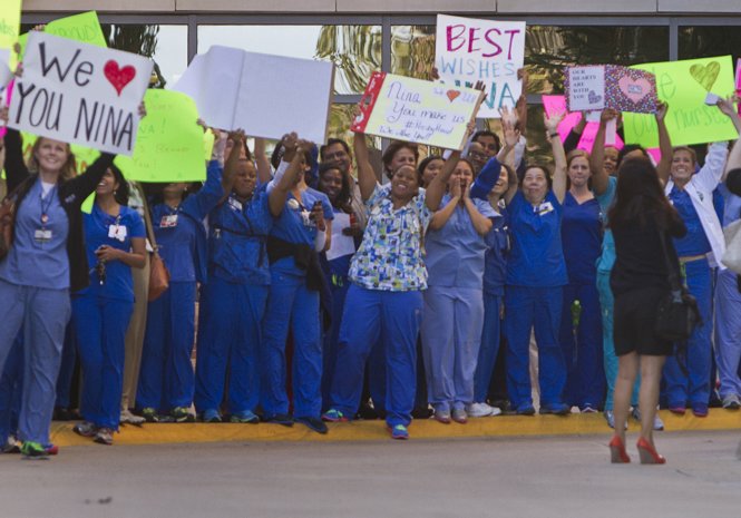 Các nhân viên Bệnh viện Texas Health Presbyterian chia sẻ với Nina Phạm bằng những biểu ngữ đầy lời lẽ yêu thương - Ảnh: Reuters