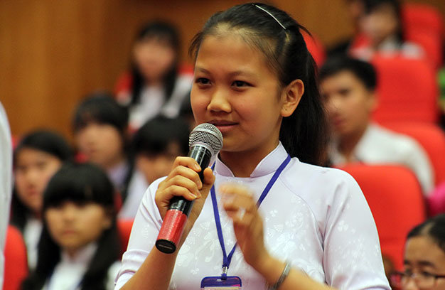 Học sinh Dương Thu Phương - lớp 12 chuyên toán Trường THPT chuyên Nguyễn Chí Thanh - đặt câu hỏi với bộ trưởng - Ảnh: Trung Tân