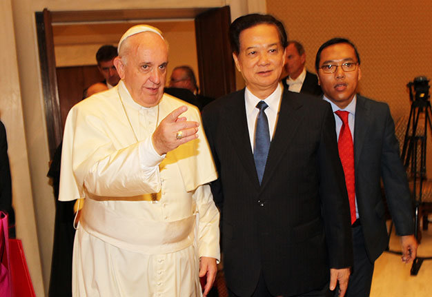 Giáo hoàng Francis (trái) và Thủ tướng Nguyễn Tấn Dũng - Ảnh: TTXVN