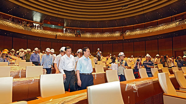 Phòng họp chính của Quốc hội “bánh giầy” hình tròn, tượng trưng cho “trời”. Trong ảnh: Thủ tướng Nguyễn Tấn Dũng đến thị sát công trình ngày 3-10 - Ảnh: Việt Dũng