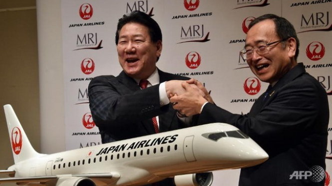 Chủ tịch hãng hàng không Nhật Bản Yoshiharu Ueki (trái) và chủ tịch Mitsubishi Aircraft Hideo Egawa trong buổi ký kết hợp đồng mua máy bay MRJ - Ảnh:AFP
