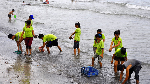 Nhóm thanh niên làm vệ sinh dọc bờ biển tại khu du lịch Hòn Rơm, TP Phan Thiết, Bình Thuận - Ảnh: Vũ Tiến Chương