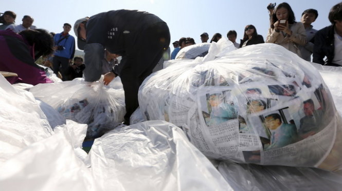 Người Hàn Quốc chuẩn bị bong bóng chứa truyền đơn chống chính quyền CHDCND Triều Tiên ở khu vực biên giới hôm 10-10 - Ảnh: Reuters