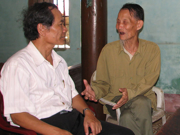 Ông Trần Trí Hợi (phải) kể lại chuyện không quên 60 năm trước ở Sầm Sơn (Thanh Hóa) -	Ảnh: hà đồng