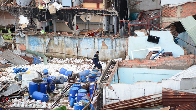 Các thùng hóa chất nằm tràn lan tại hiện trường vụ nổ - Ảnh: Hữu Khoa