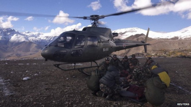 Nhà chức trách Nepal huy động trực thăng giải cứu người leo núi - Ảnh: Reuters